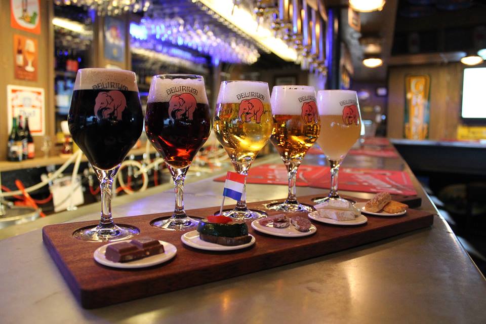 Delirium Café: é um bar que tem uma grande diversidade de Cerveja artesanal em Amsterdã