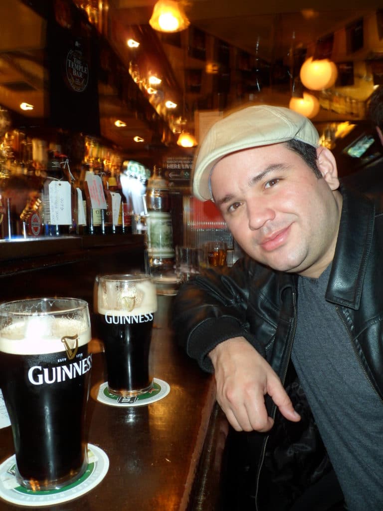 Pints de Guinness em um pub de Dublin.