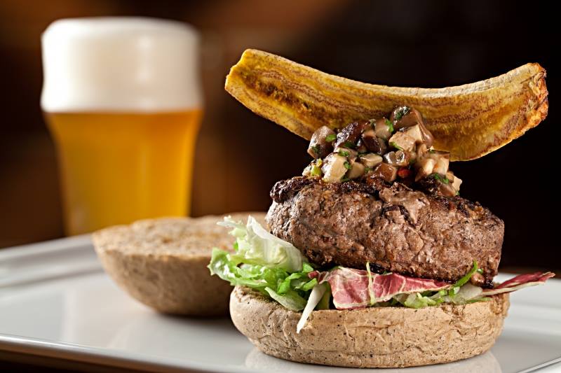 Pub Escondido tem um dos mais famosos burgers dentre os bares de cerveja artesanal do Rio de Janeiro.