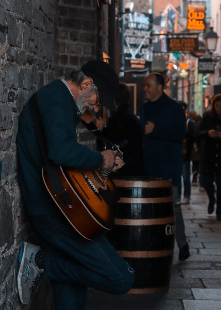 Um músico próximo a um dos melhores pubs de Dublin.
