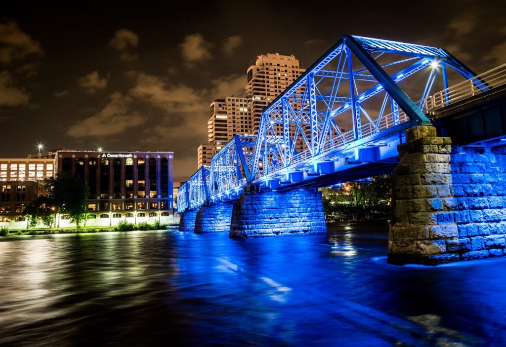 The Blue Bridge no centro de Grand Rapids.