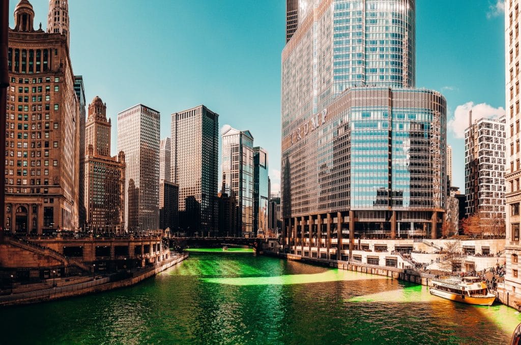 Rio pintado de verde no St Patrick Day em Chicago.