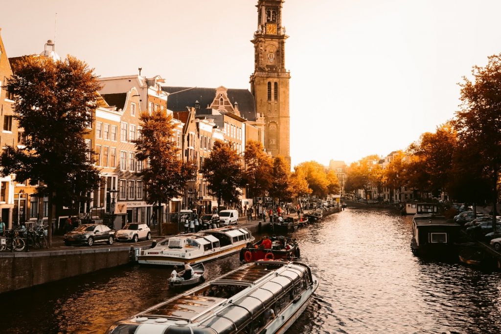 Barco em um canal em Amsterdã