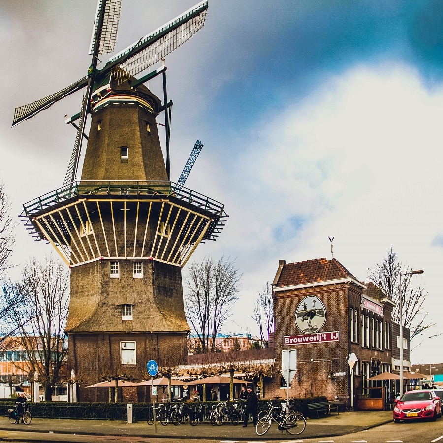 Cervejaria Brouerij't IJ que fica dentro de um moinho desativado. Um dos pontos turísticos de Amsterdam que vale a vista.
