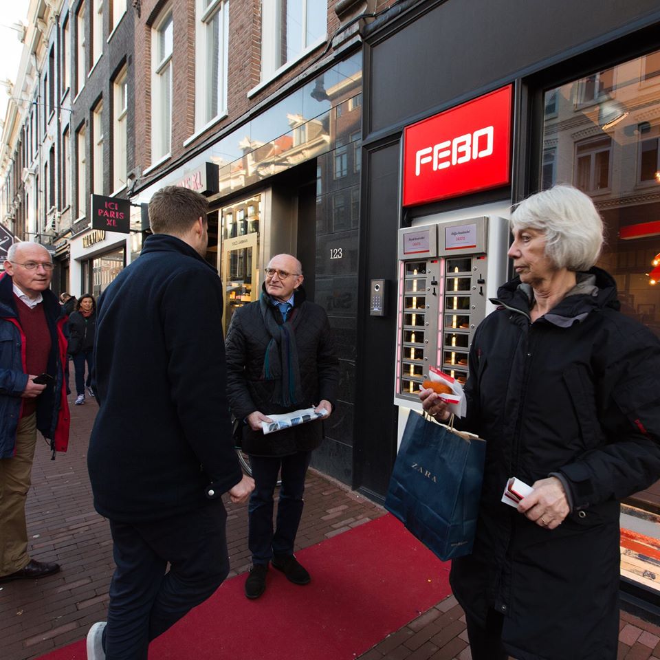 Vitrines de salgados da Febo: a comida de rua mais famosa em Amsterdã.