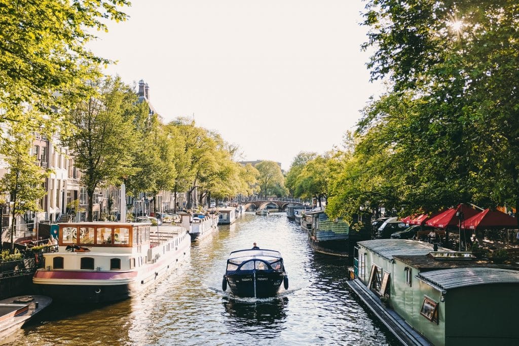 Casa barco em um dos canais da cidade, que são pontos turísticos famos de Amsterdam. 