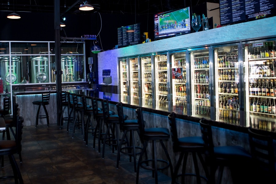 Hourglas Brewery é um dos poucos bares de cerveja artesanal em Orlando onde é possível experimentar amostras de cervejas.