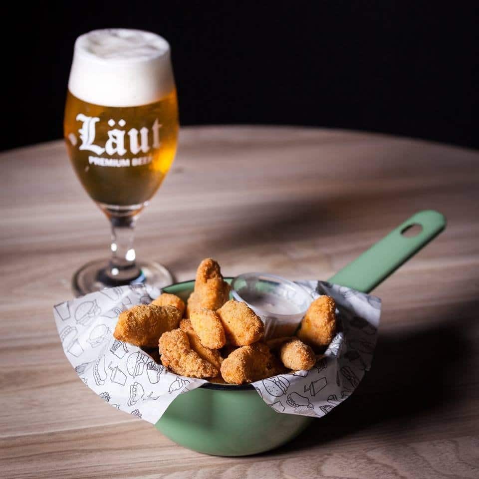 Cerveja e petiscos do Barba Verde.