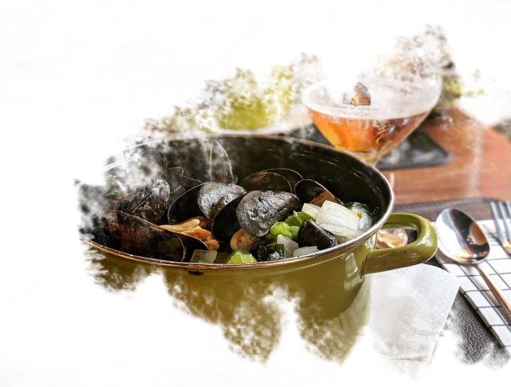 Moules et frites com cerveja em Bruxelas. Moules et frites com cerveja em Bruxelas.