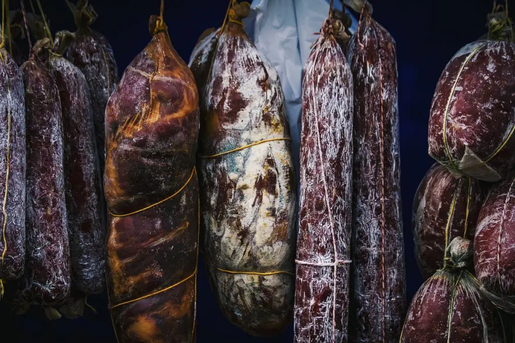 Como trazer alimentos embutidos do exterior para o Brasil?