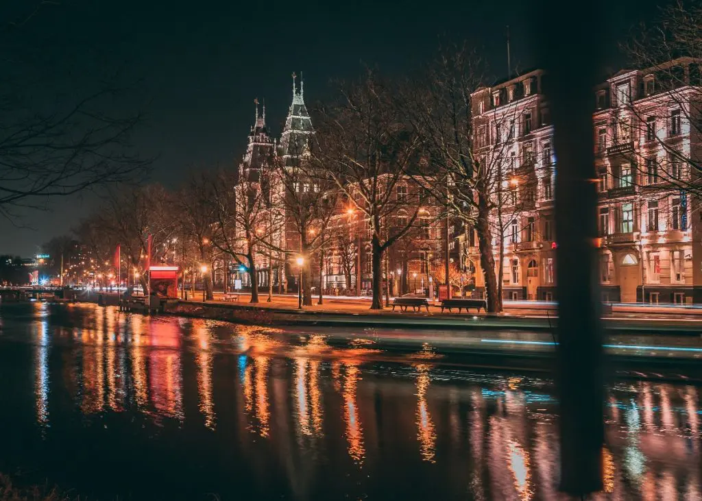 Canal de Amsterdã, na Holanda.