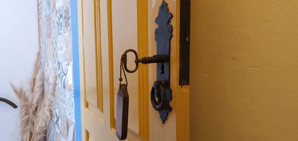 Chave da porta do quarto de Pousada Marília de Dirceu