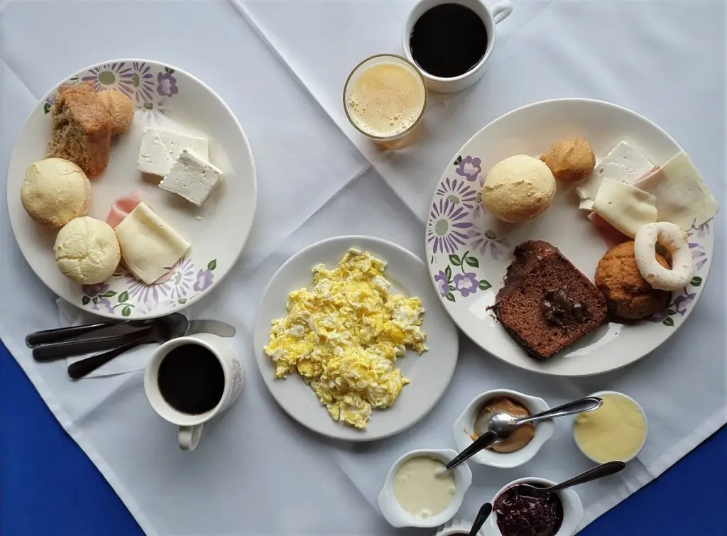 Café da manhã na pousada.