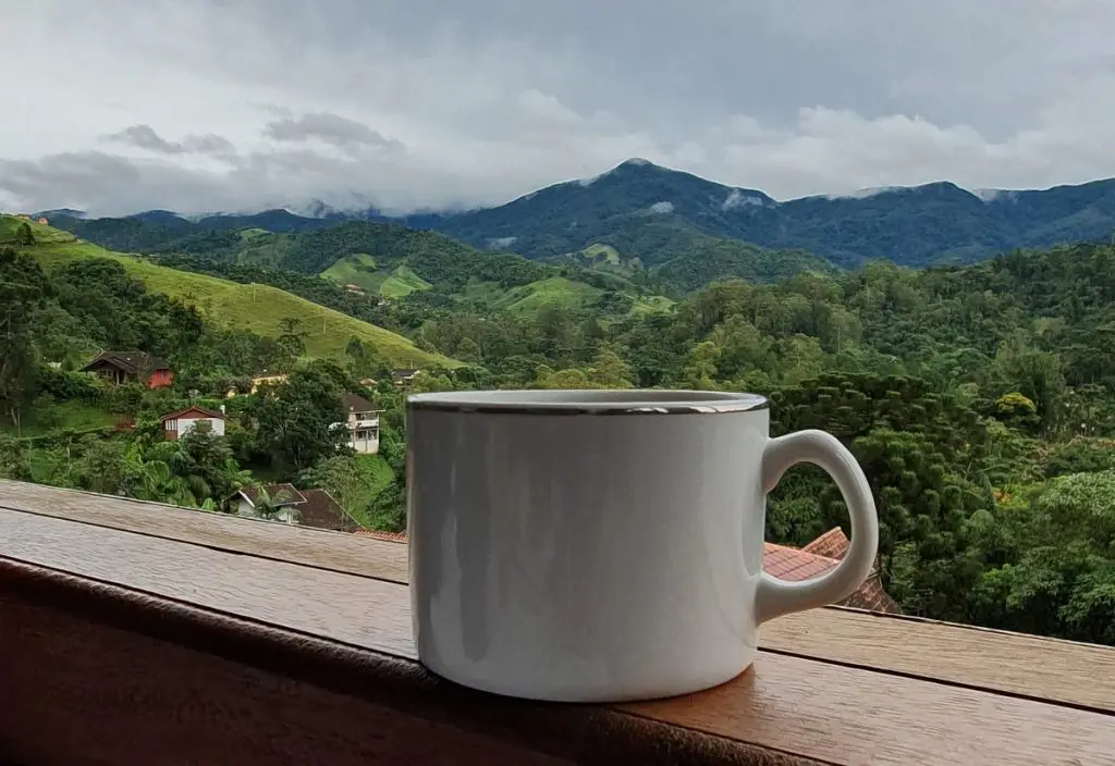 Vista das montanhas na Pousada Sol Nascente.