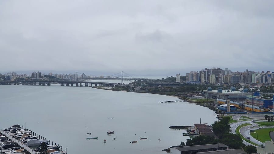 Centro de Florianópolis em um dia de chuva.