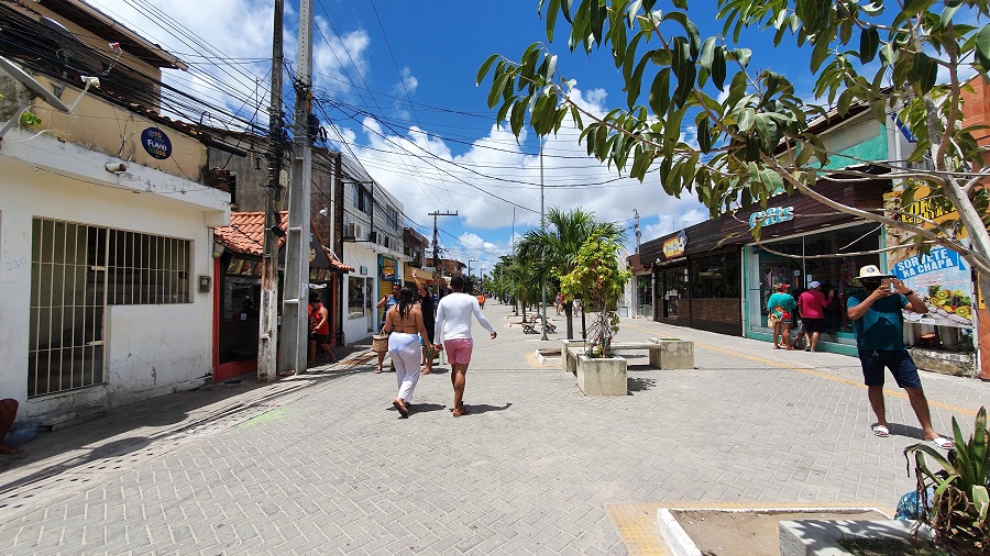 Uma rua no centrinho de Porto de Galinhas
